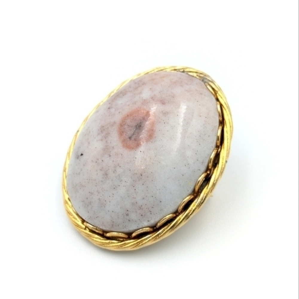 5/25$  Vintage oval stone gold tone brooch pin